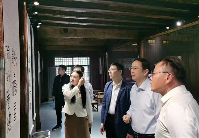 亭湖區(qū)紀(jì)委監(jiān)委在黃尖鎮(zhèn)潮間帶藝術(shù)村組織開展廉潔書畫創(chuàng)作展覽主題活動，亭湖紀(jì)委供圖。