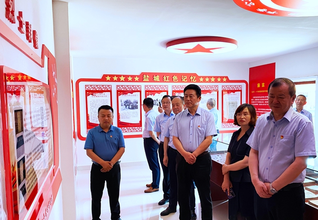 新洋經(jīng)濟(jì)區(qū)組織工作人員參觀三英村紀(jì)念館。亭湖紀(jì)委供圖