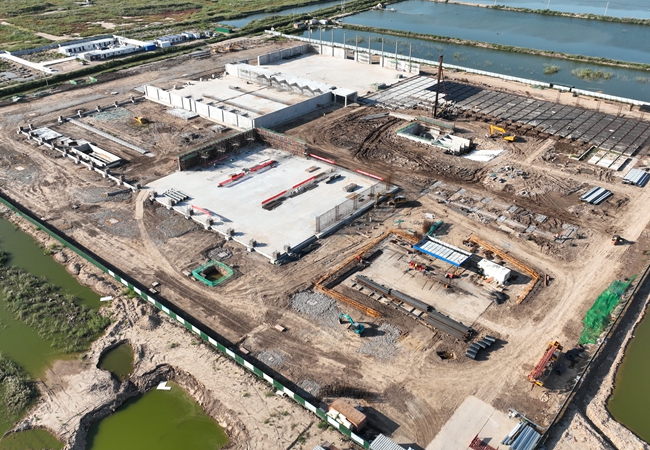 圖為灌云縣臨港產(chǎn)業(yè)區(qū)一項目施工現(xiàn)場 王小龍 攝