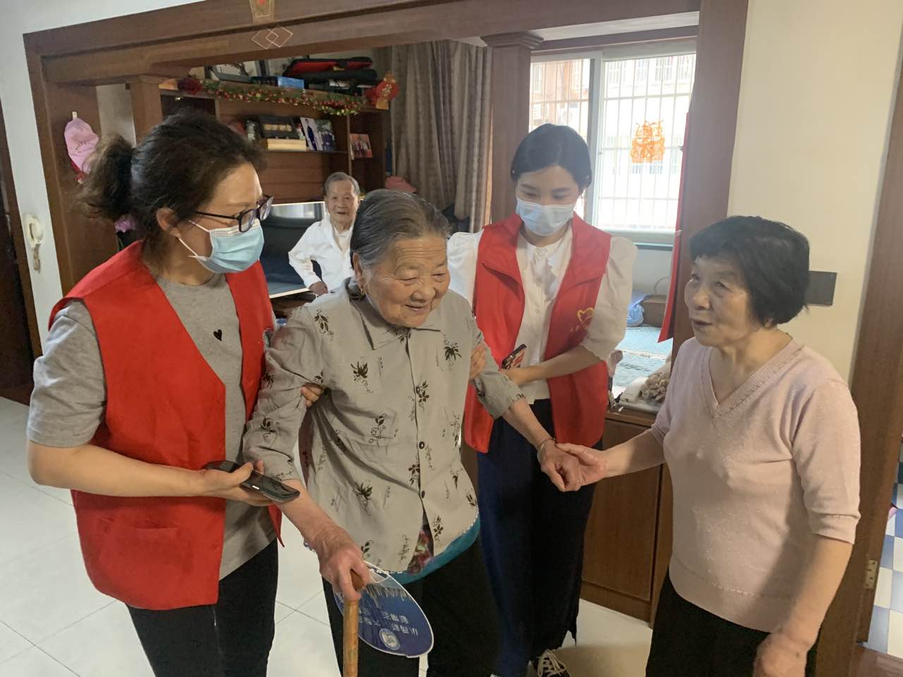 中秋節(jié)，黨員志愿者前往社區(qū)困難群眾和孤寡老人家中進(jìn)行哇慰問。溧陽煙草供圖