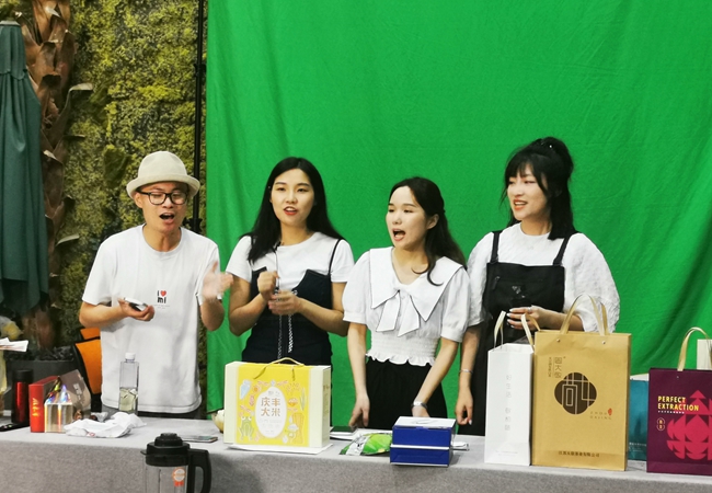 在助農(nóng)直播間，溧煙青年志愿者向在線觀眾介紹農(nóng)產(chǎn)品。溧陽煙草供圖