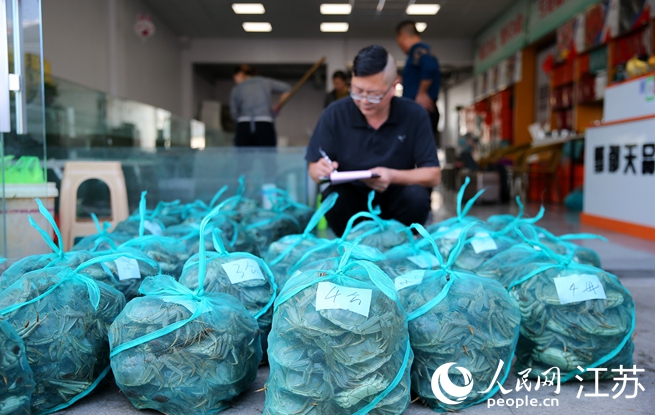 打包待發(fā)貨的洪澤湖大閘蟹。人民網(wǎng) 馬曉波攝