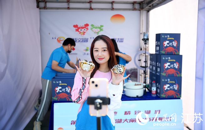 第十七屆中國·洪澤湖大閘蟹節(jié)開幕，蟹農(nóng)站c位。馬曉波攝