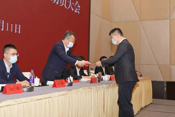 無(wú)錫經(jīng)開(kāi)區(qū)黨工委書(shū)記楊建平發(fā)放“必成目標(biāo)任務(wù)書(shū)”。無(wú)錫經(jīng)開(kāi)區(qū)供圖