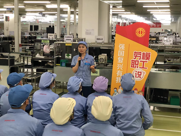 全國勞動(dòng)模范袁彩鳳在企業(yè)車間宣講。無錫高新區(qū)管委會供圖