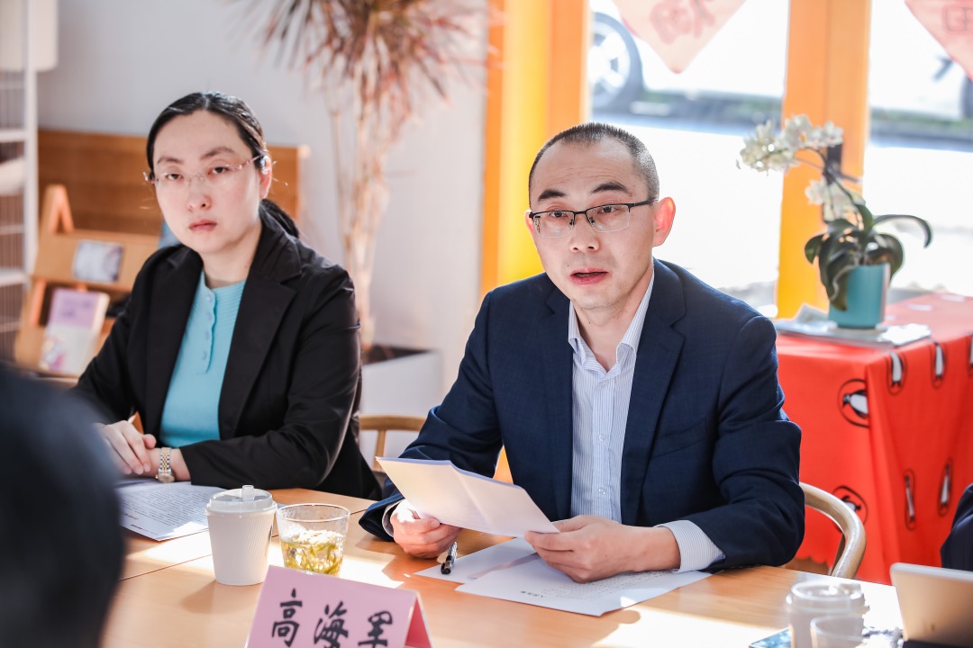 駐尚明甸村省派第一書記高海軍就駐村工作向劉根甫局長一行匯報。昆山煙草供圖