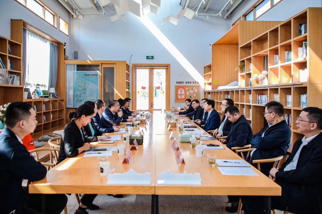 劉根甫局長一行與昆山市政府領(lǐng)導(dǎo)和村干部座談。昆山煙草供圖