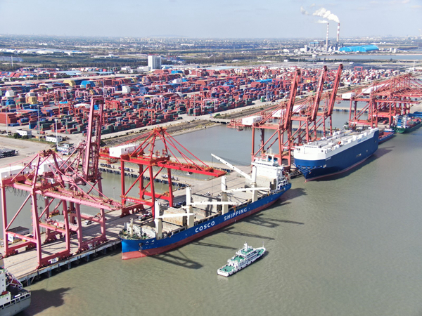 正在裝車的歐洲專線班輪。太倉海事局供圖