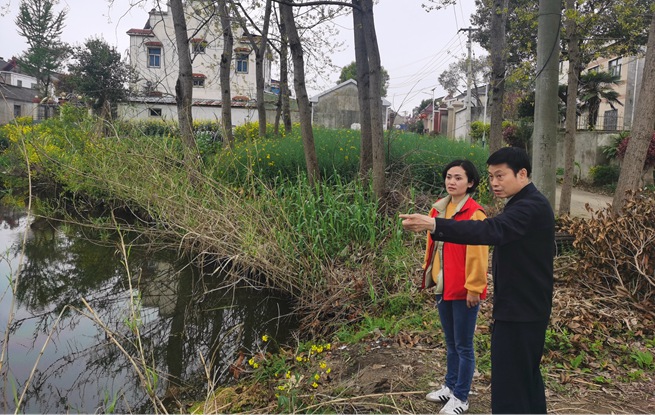 網(wǎng)格員上下聯(lián)動處理群眾反映的排污問題。郭勇攝