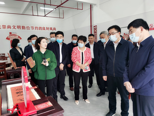 與會人員參觀如皋市如城街道城東社區(qū)新風(fēng)樓。人民網(wǎng)記者 王繼亮攝