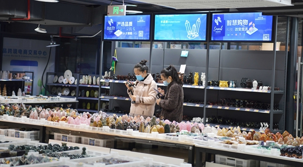 青年電商正在進(jìn)行水晶直播帶貨。東?？h委宣傳部供圖