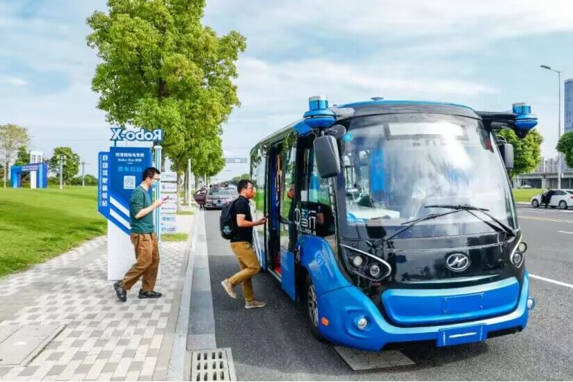 行人正在搭乘“協(xié)同1號”Robobus 蘇州高鐵新城供圖
