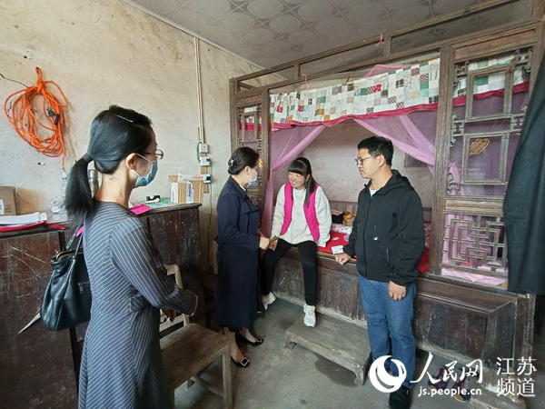 姜春麗的家人在人民網(wǎng)“領(lǐng)導(dǎo)留言板”反映訴求次日，如皋市衛(wèi)健委上門了解情況。朱春海攝