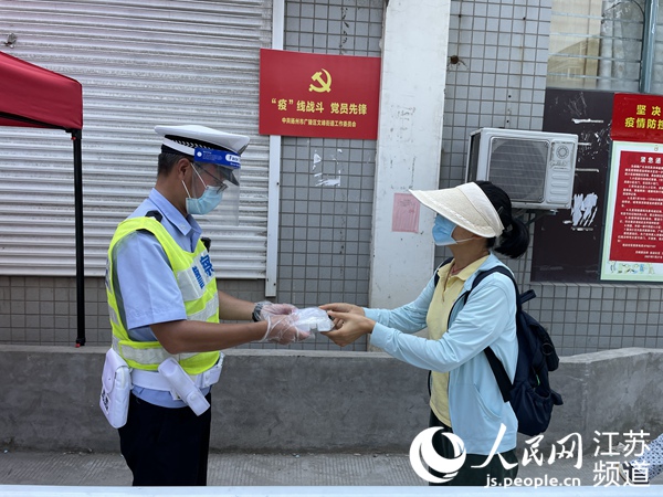 去年8月?lián)P州疫情期間，癌癥患者急需的藥物進不來，泰州揚州兩地交警接力送達。揚州市公安局供圖