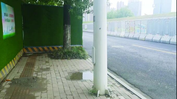 圍擋后河濱路僅剩兩條機(jī)動(dòng)車道