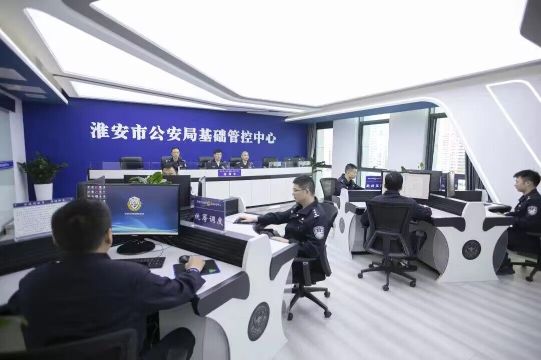 淮安市公安局基礎(chǔ)管控中心民警在開展日常工作?；窗彩泄簿止﹫D