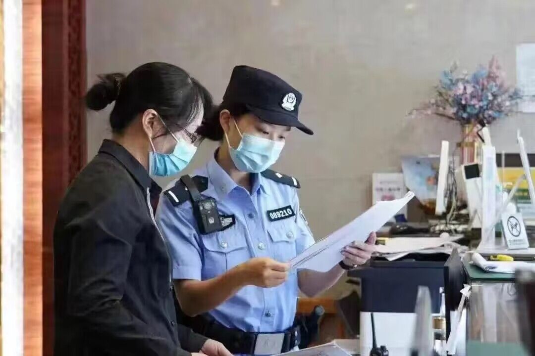 社區(qū)民警根據(jù)基礎(chǔ)管控中心指令到轄區(qū)開展核查?；窗彩泄簿止﹫D