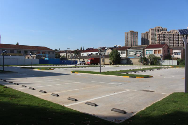 葛塘電影院拆遷舊址變成了便民的停車場(chǎng)。葛塘街道供圖