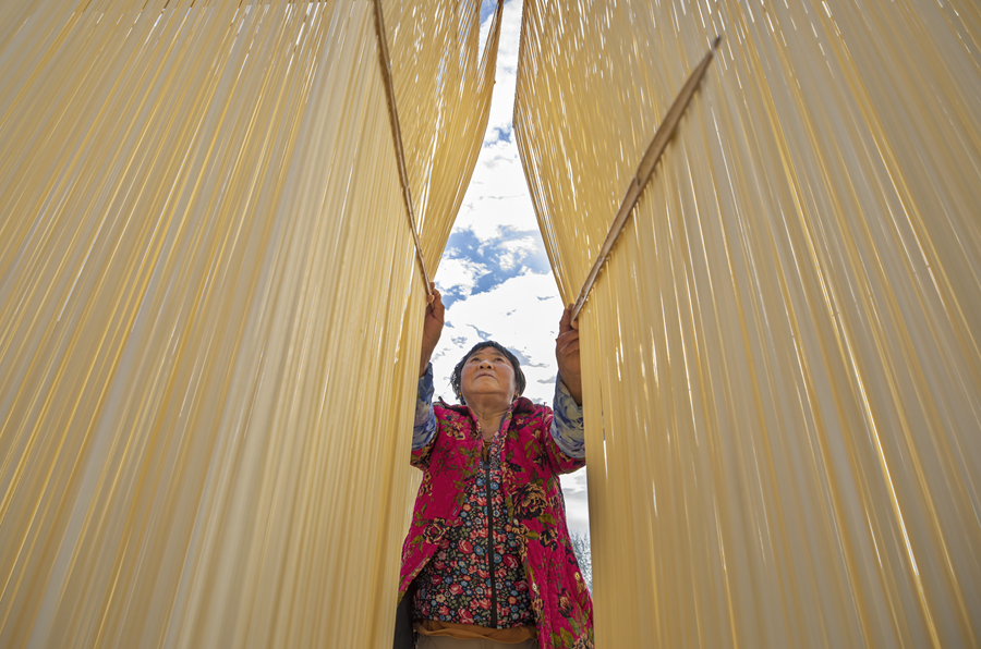 村民晾曬掛面。周太松攝