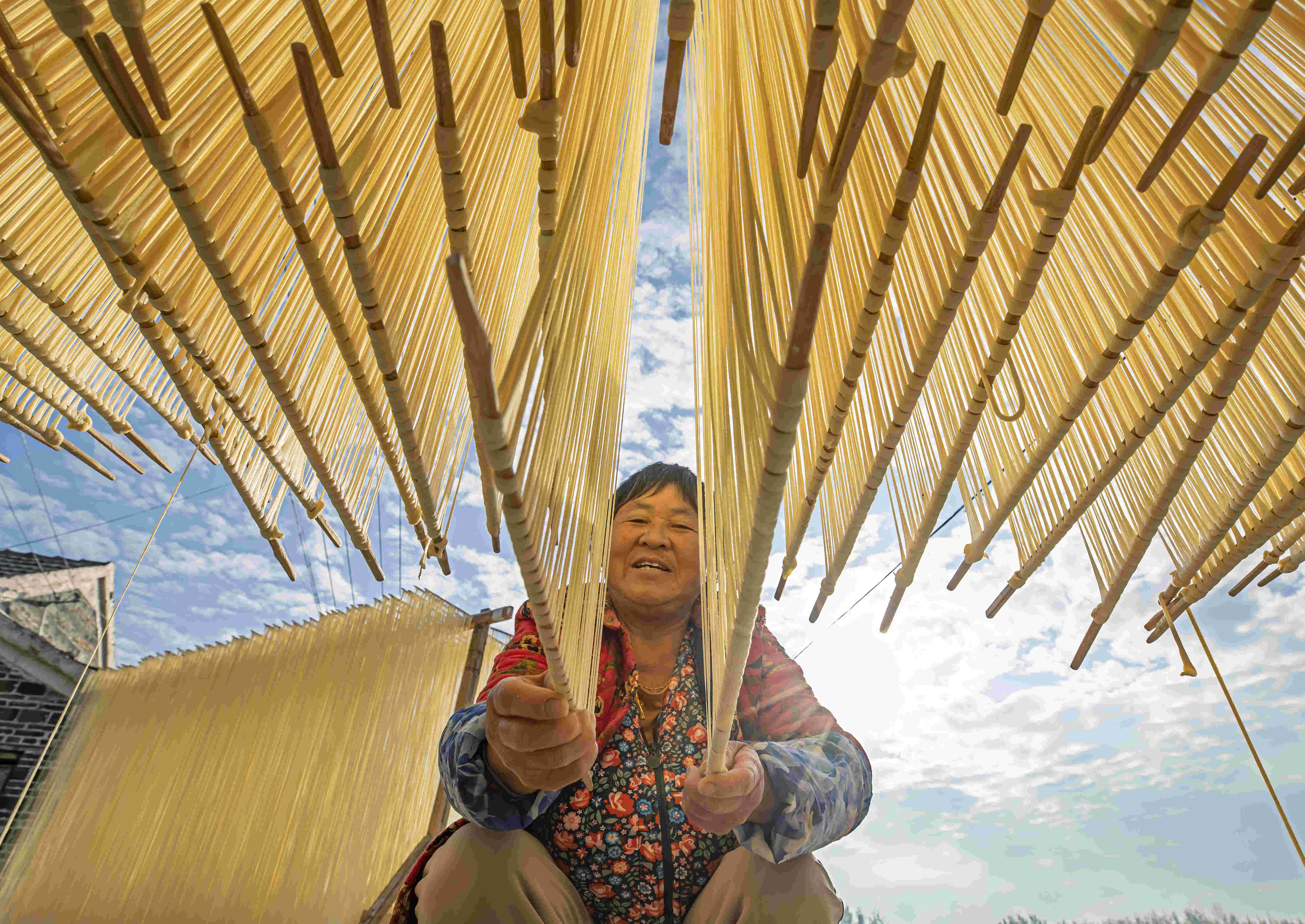 村民晾曬掛面。周太松攝