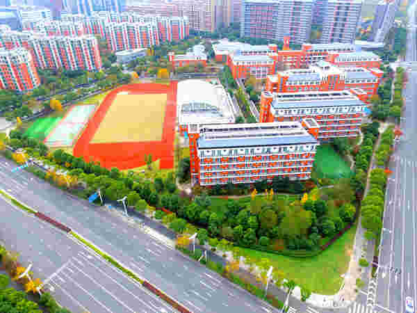 2002年以來，新成立的南京市建鄴高級(jí)中學(xué)等一批學(xué)校已成為高品質(zhì)教育的代表。建宣攝   