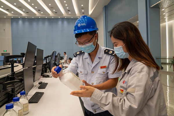 連云港市連云區(qū)稅務(wù)局青年干部走進(jìn)徐圩石化基地開展政策輔導(dǎo)。李明明攝