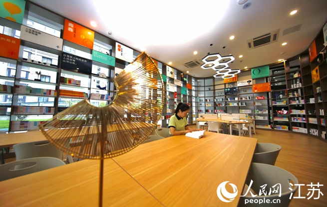 都U+·新城創(chuàng)客人才公寓建筑總面積2.5萬(wàn)平方米，共17層，作為鹽都區(qū)重點(diǎn)打造的人才公寓項(xiàng)目，為當(dāng)?shù)厝瞬盘峁┝喟胱〉姆?wù)。人民網(wǎng)  馬燾燾攝