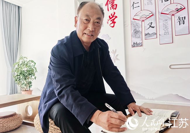 正在國學(xué)館備課的退休教師曹漢勤。人民網(wǎng)記者 王繼亮攝
