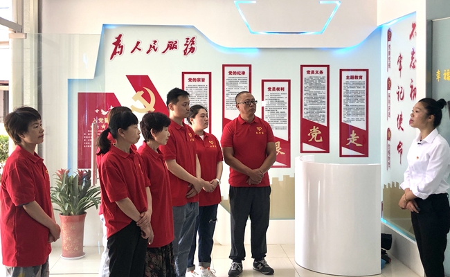 新上崗的“紅管家”正在接受業(yè)務(wù)培訓(xùn)。連云區(qū)委宣傳部供圖