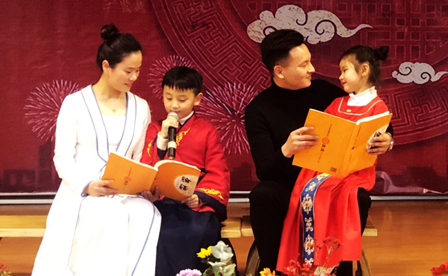 親子誦讀等社區(qū)活動陪伴家庭成員共同成長。連云區(qū)委宣傳部供圖