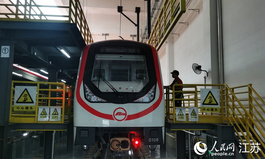 工作人員正在為列車“體檢”。人民網(wǎng)記者 王繼亮攝