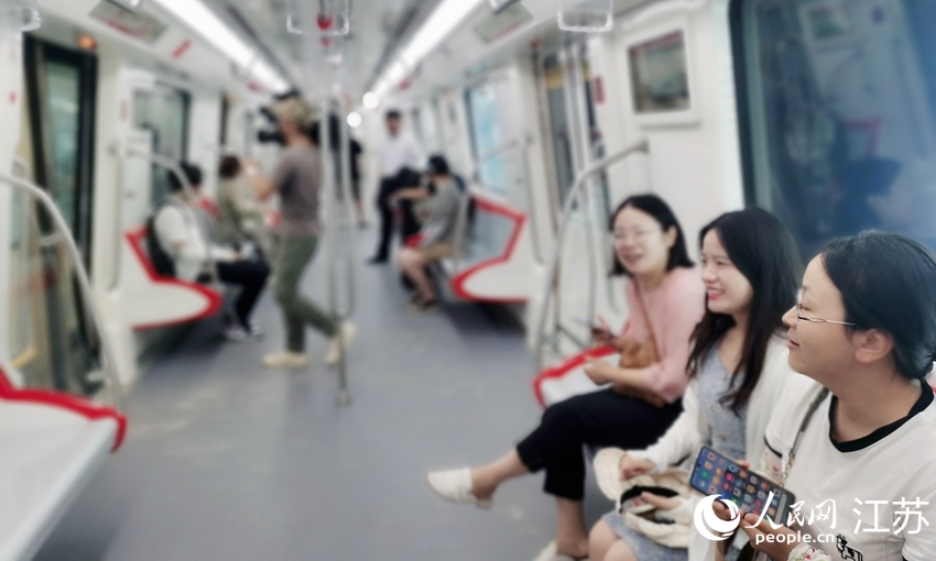 市民乘坐地鐵。人民網(wǎng)記者 王繼亮攝