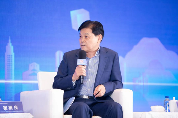 亨通集團(tuán)黨委書記、董事局主席崔根良在江蘇省民營(yíng)經(jīng)濟(jì)高質(zhì)量發(fā)展論壇發(fā)言。亨軒攝