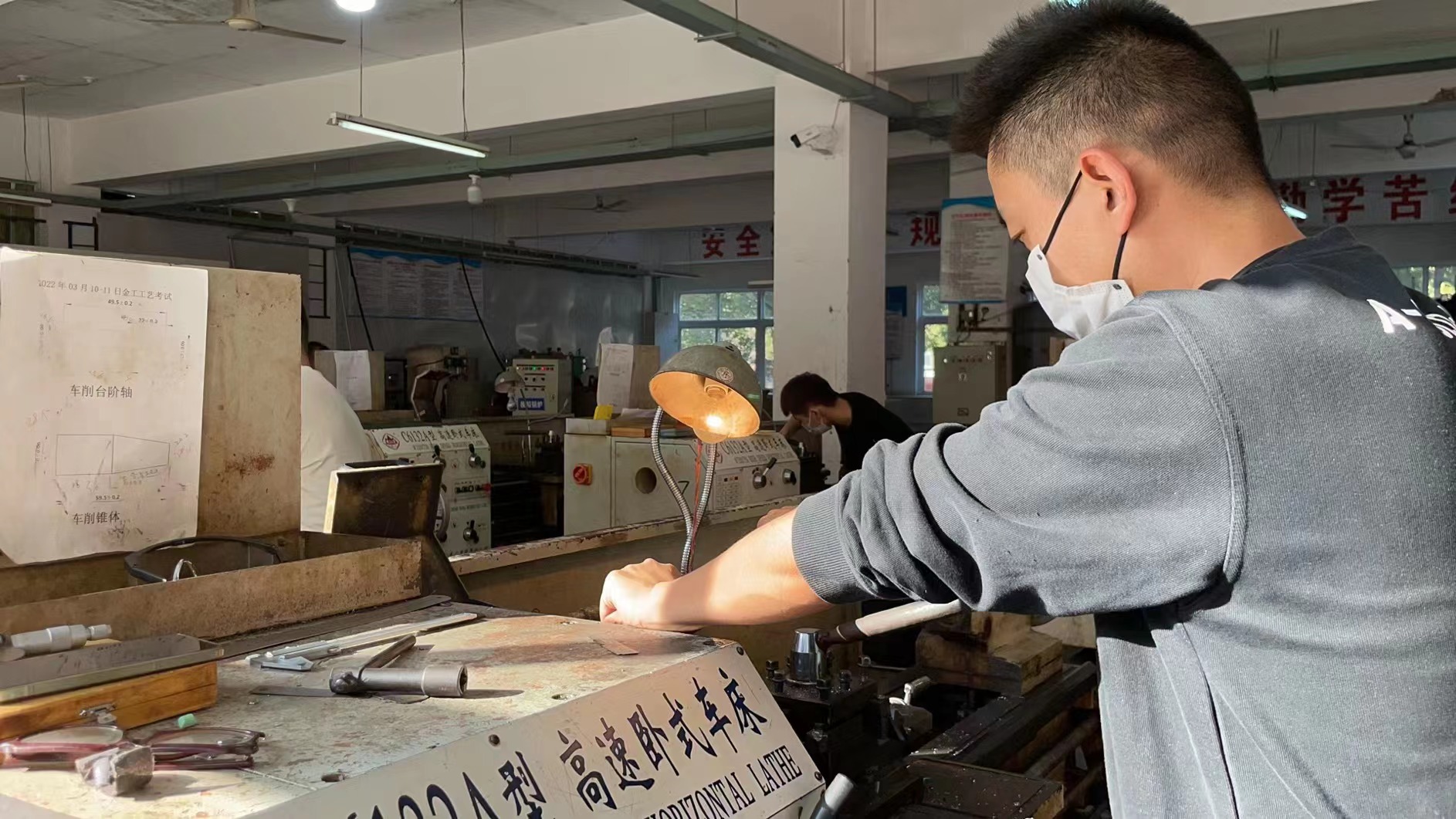 圖為機(jī)工在進(jìn)行車床加工科目考試。鎮(zhèn)江海事局供圖