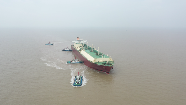 全球最大型LNG船舶裝載11萬(wàn)噸LNG靠泊江蘇如東洋口港。江蘇海事局供圖