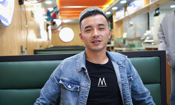 面館老板馬灑力海。建鄴區(qū)委宣傳部供圖