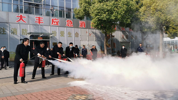 參訓(xùn)人員現(xiàn)場(chǎng)演練滅火器使用方法。大豐煙草供圖