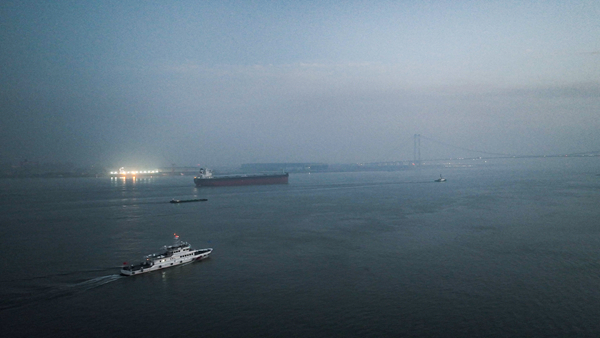 海巡艇晨曦中維護新造試航的“ORIENT PEONY”海輪。江陰海事局供圖