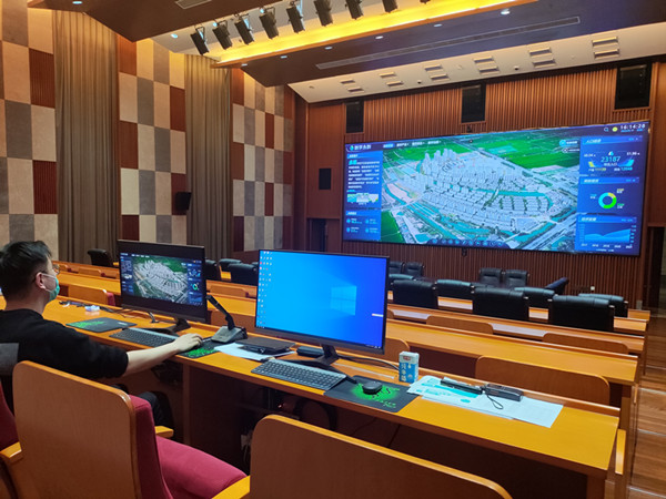 工作人員通過“數(shù)字永聯(lián)一張圖”了解村內(nèi)大事小情。江蘇移動供圖