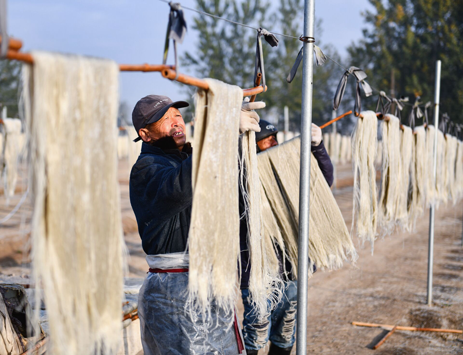 村民晾曬傳統(tǒng)手工制作的紅薯粉絲。周永攝