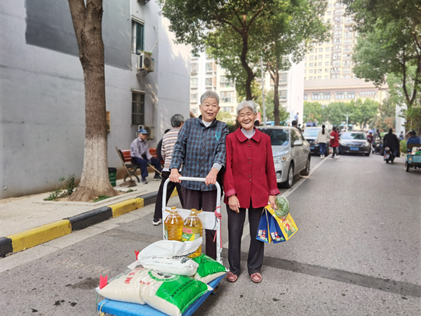 章村社區(qū)老年居民滿載而歸，合不攏嘴。陳慶雯攝