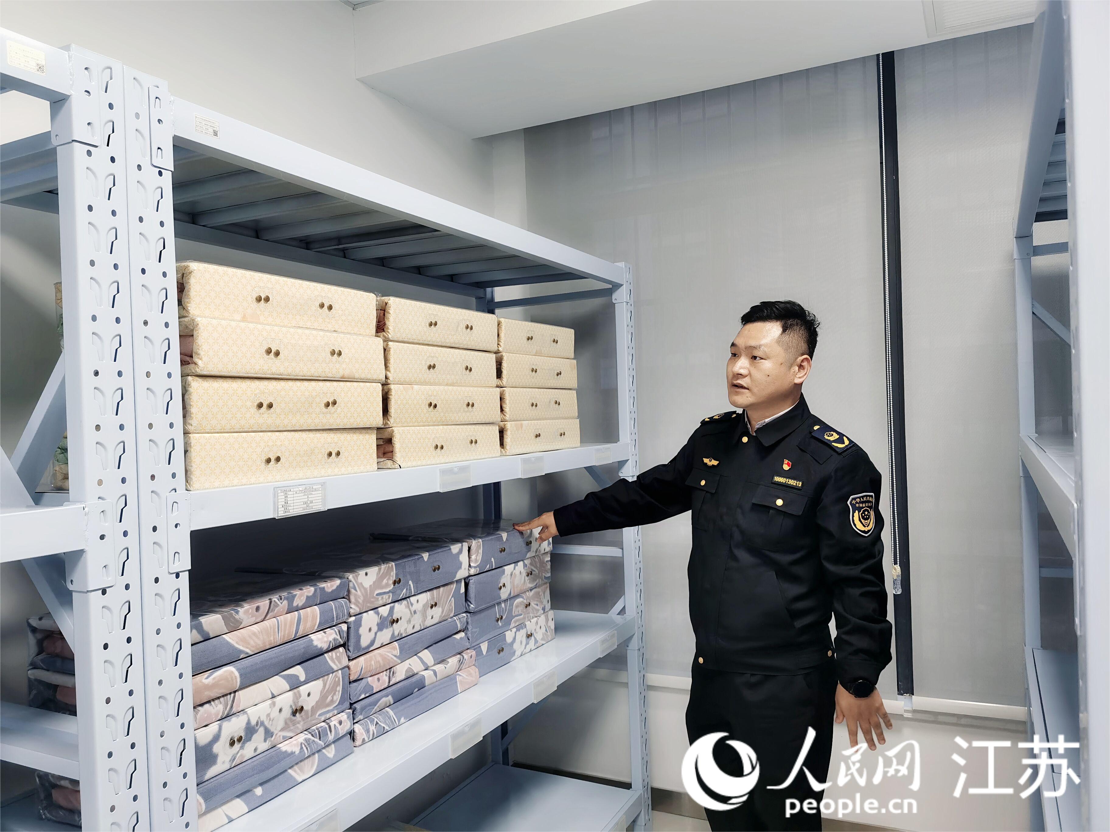 通州區(qū)市場(chǎng)監(jiān)管局興東分局分局長(zhǎng)任小平介紹維權(quán)打假情況。人民網(wǎng)記者王繼亮攝