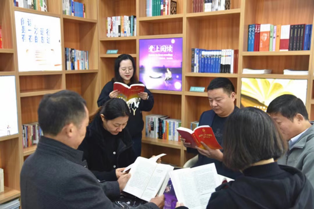 黨支部開(kāi)展支委領(lǐng)學(xué)活動(dòng)。姜堰煙草供圖