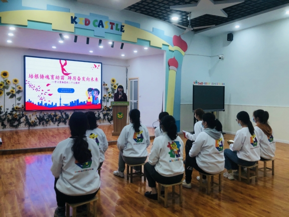 殷巷社區(qū)黨委助力推動黨的二十大精神進校園。王建偉攝