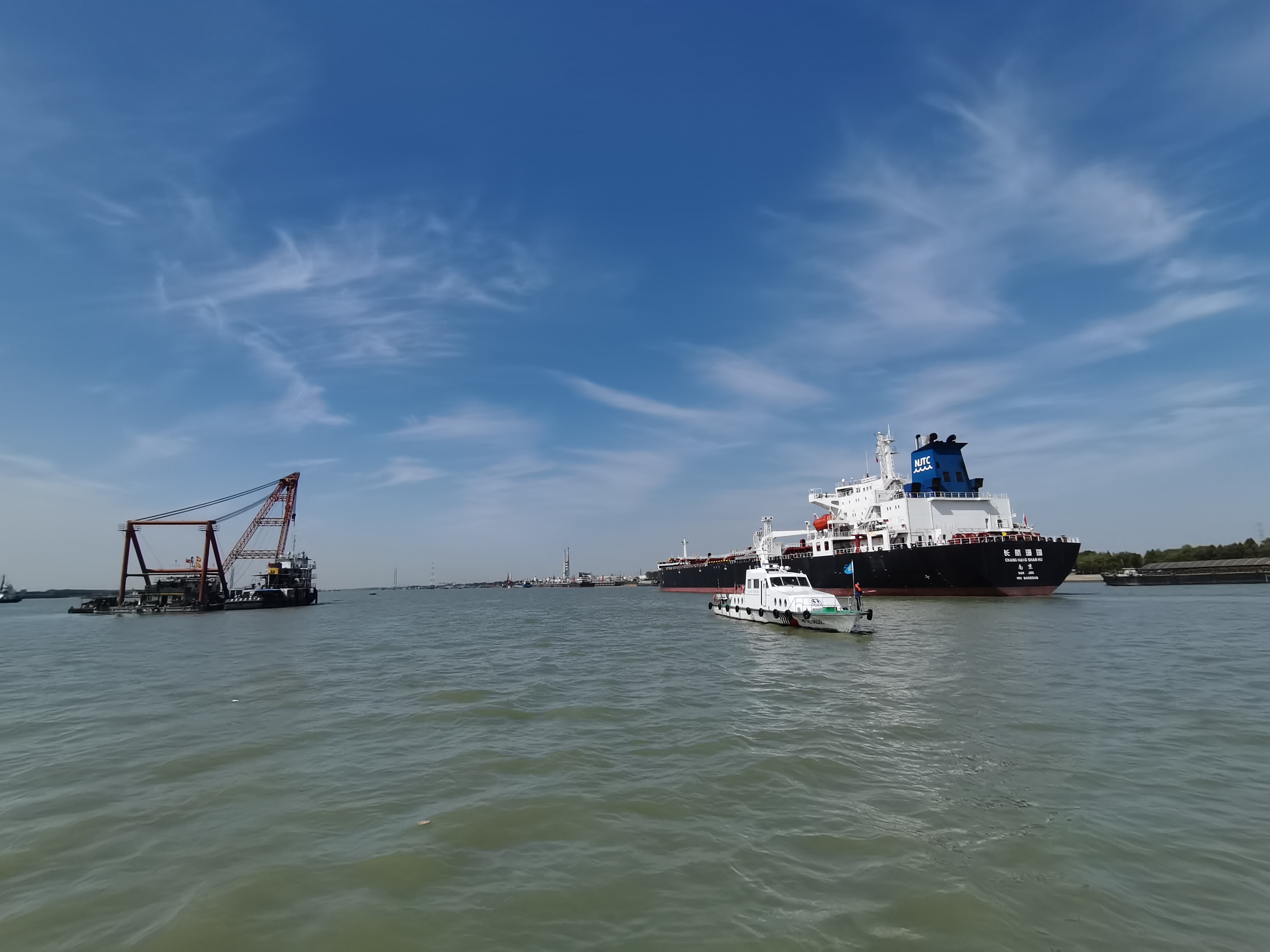 海巡艇現(xiàn)場保障寧揚城際軌道水上勘探工程。南京海事局供圖