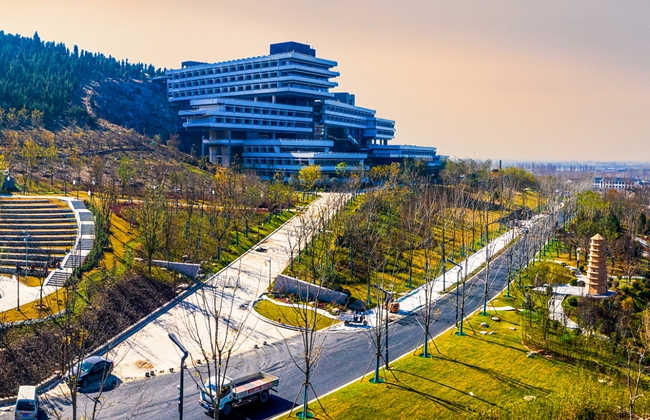依山就勢(shì)建造的宕口酒店。徐州市委宣傳部供圖