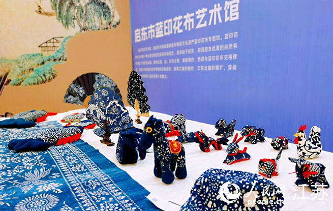 啟東藍(lán)印花布飾品展示。人民網(wǎng)記者王繼亮攝