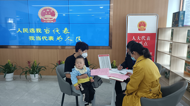 圖為人大代表登記群眾訴求。灌南縣委宣傳部供圖