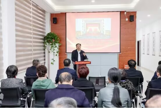 圖為靖江市委宣講團(tuán)團(tuán)長、市委書記、市志愿服務(wù)總隊(duì)總隊(duì)長張長平走進(jìn)社區(qū)開展宣講。朱其攝