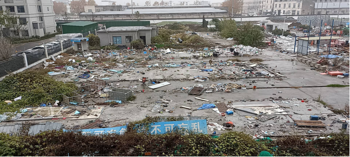 工人宿舍被拆除后留下的遍地垃圾。受訪者供圖